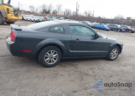 2007 Ford Mustang V6 Deluxe/V6 Premium z USA, uszkodzony, nr VIN 1ZVHT80N375239234